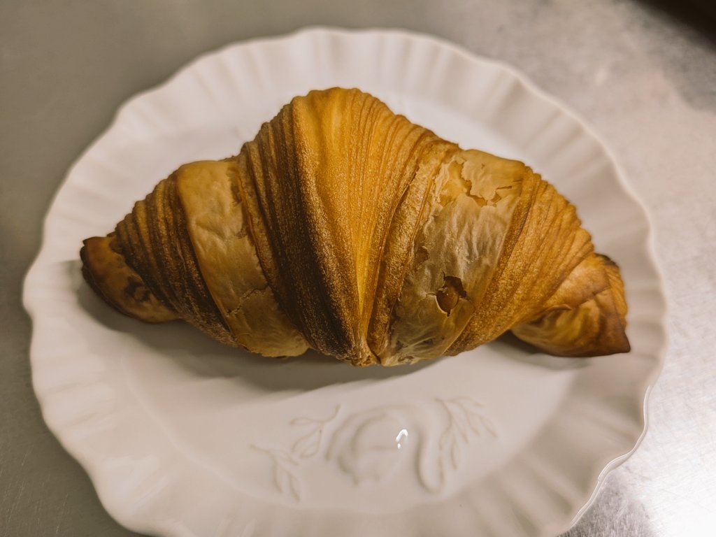 springworks2023's tweet image. ハウフルは今日と明日は定休日です。　
用足し帰りに立ち寄ったSUN BAKERYさんのクロワッサンで厨房おやつ。
大好きなクロワッサンが買えてよかったです♪
パンが大好きなので塩釜にパン屋さんが増えて嬉しいです。
instagram.com/sunbakery2025?…