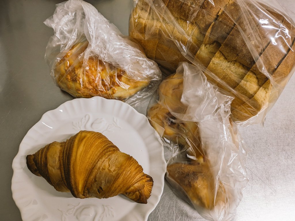 springworks2023's tweet image. ハウフルは今日と明日は定休日です。　
用足し帰りに立ち寄ったSUN BAKERYさんのクロワッサンで厨房おやつ。
大好きなクロワッサンが買えてよかったです♪
パンが大好きなので塩釜にパン屋さんが増えて嬉しいです。
instagram.com/sunbakery2025?…