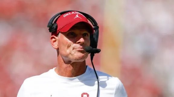 SoonerScript's tweet image. For those who’ve already chalked up Saturday’s game against Mizzou as a win, think again. The statistical similarities are more than interesting

Total yds allowed
MU: 2775 yds (277. 5 ypg)
OU: 2892 yds (278.4 ypg)

Scoring D
MU: 19.9 ppg
OU: 14.8 ppg

Sacks
MU: 2.9/g
OU: 3.7/g