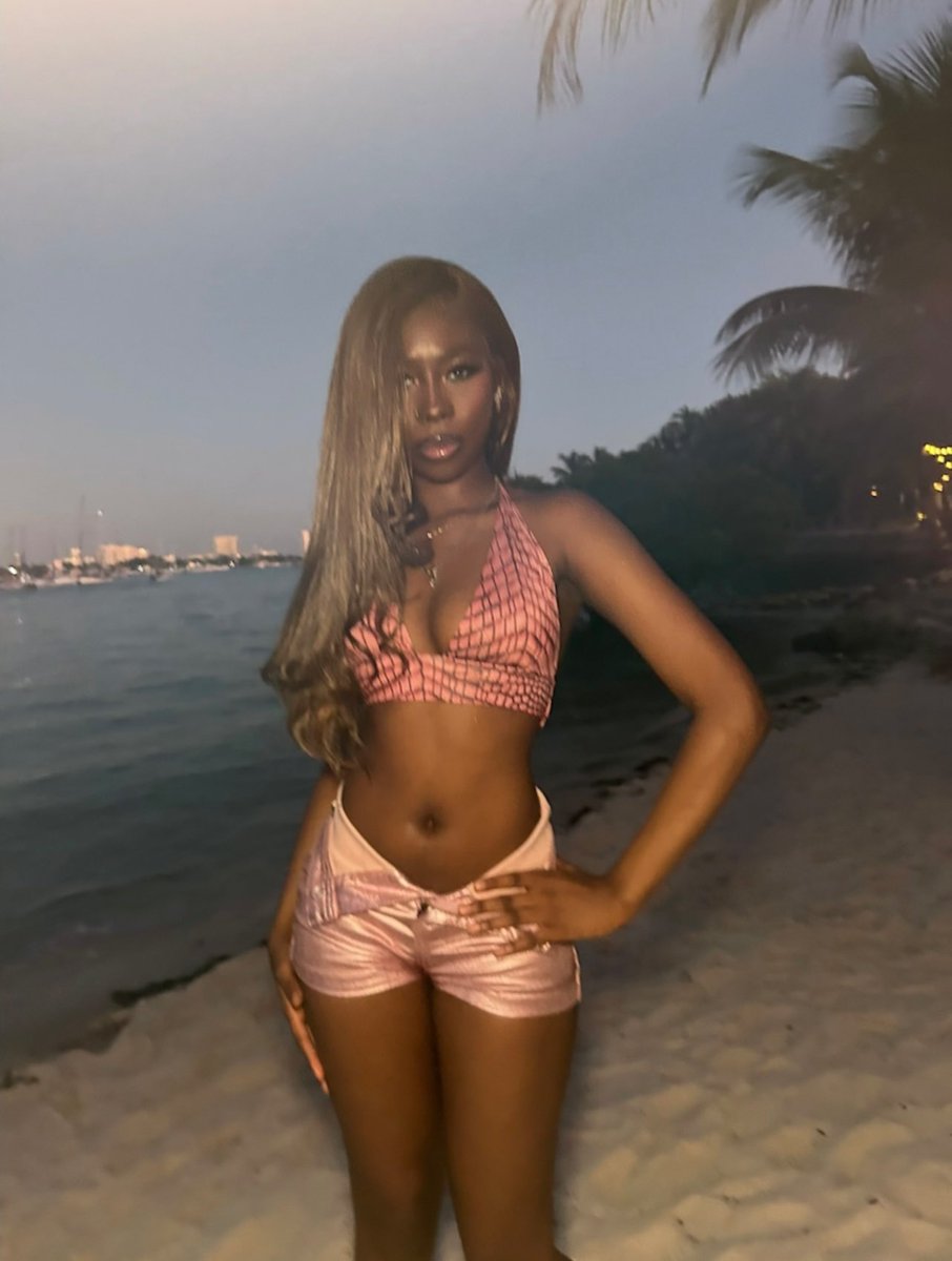 glenyiah's tweet photo. #PrettyInPink https://t.co/c6Fl3dY5AB