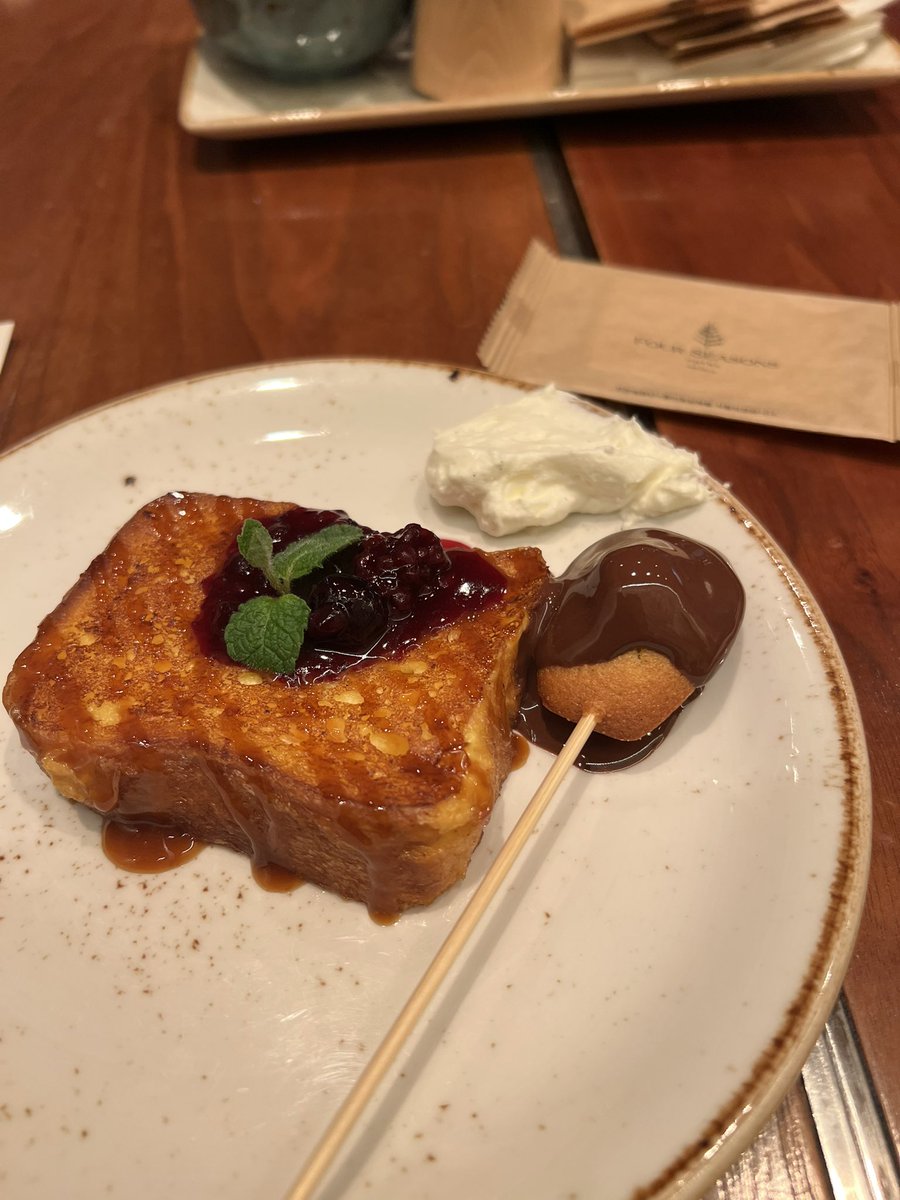 iuuuuko11's tweet photo. 今月の頭に３泊で韓国行ってたんやけど
フォーシーズンズソウルの朝食が美味しすぎて🤤
また行きたい🤤🤤🤤

キムチスープにじゃがいもご飯？
ワカメスープにヤンニョムチキンに
チョコレートフォンデュにほんままたリピしたい🥹

キムへキムにジェントルモンスター系列のATiiSSUも行けて最高やた🫶 https://t.co/XcimGuiwXE