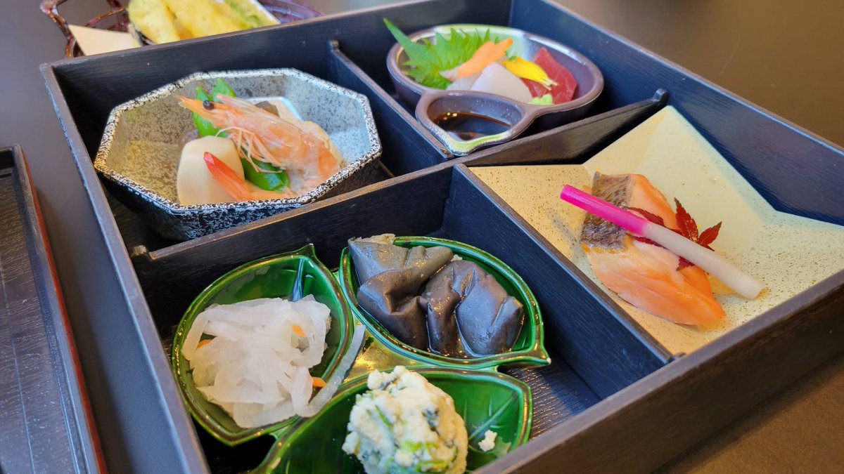 codeNasca's tweet image. #牛滝温泉 #四季まつり で松花堂弁当

程よい味わいでボリューム感もあって満足度が高い😋

大自然の中で日帰り入浴♨️すれば1250円でいただけるのでコスパの高さも素晴らしい😆