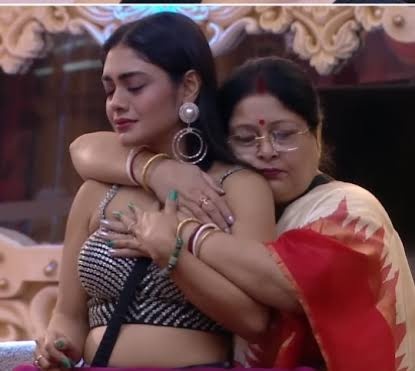 FearlessSnehu's tweet image. Family reunion is incomplete without OG moms like this

#BigBoss19