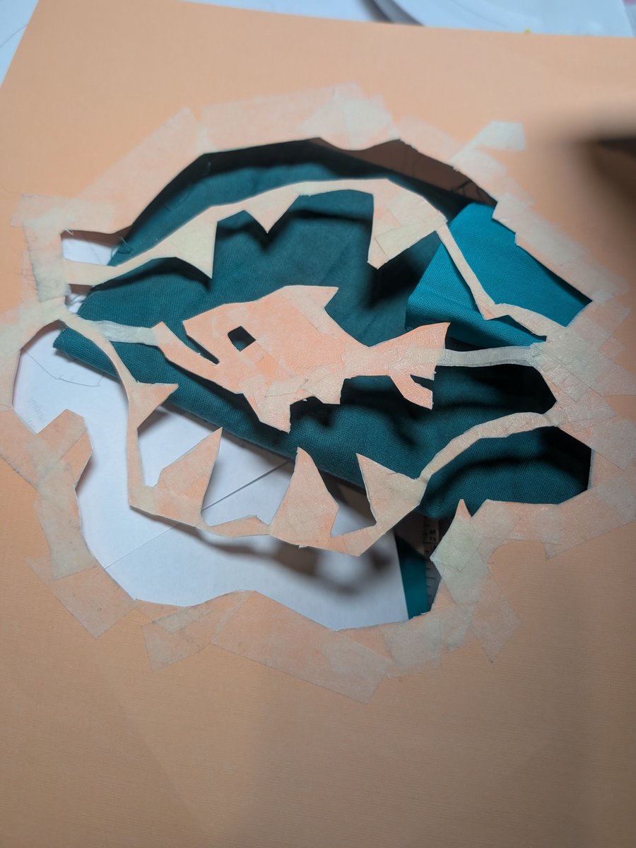 _Doncella's tweet image. Listos por hoy con el estencil. 
Mañana lo pruebo en intento cortar el borde del estandarte! 
Solo tengo una tela así que prohibido hacerle los cortes mal. Tintarla costo para que quedara de los tonos correctos.