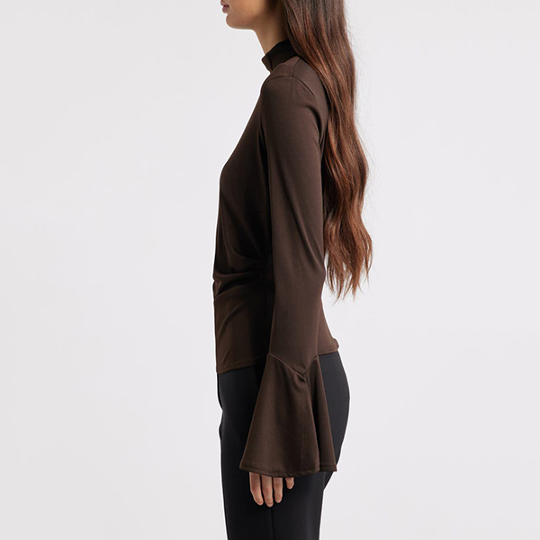 taswiquhonline's tweet image. 🍂 Bell sleeves. Ruched detail. Back zip. This MANGO top doesn’t just drape — it performs.
👉 taswiquh.online/trt4
#MANGO #SleeveGoals #StatementTop