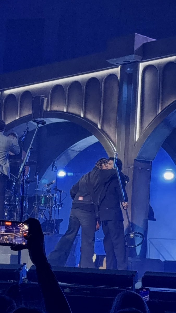 JOE AND CALUM HUGGING i need this photos tattooed on my forehead!!!!