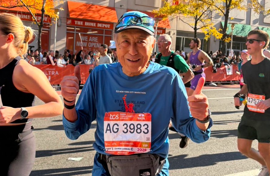 RUNNETJP's tweet image. ワールドマラソンメジャーズのひとつで、11月2日に開催されたニューヨーク・シティマラソン。
今年の最高齢完走者はレース時91歳、日本の北畑耕一さんでした（レース翌日が92歳の誕生日）。

北畑さんは70歳で退職後、74歳で走り始めました。ニューヨークは商社マン時代に駐在経験がある街です。…