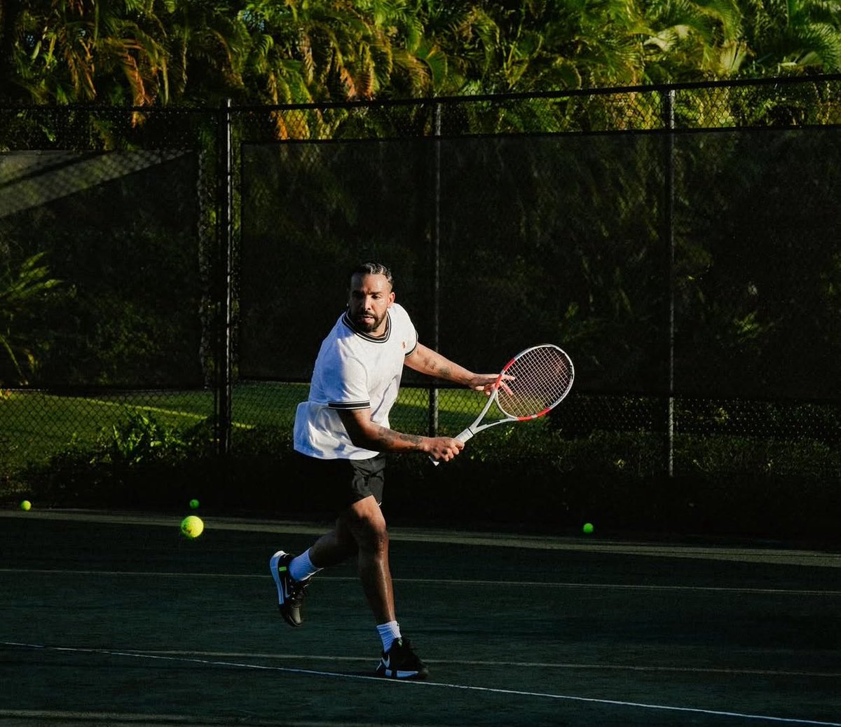 DrakeChart's tweet image. I said tennis lesson she said where’s the bracket or the necklace? 

Drake via IG 🎾