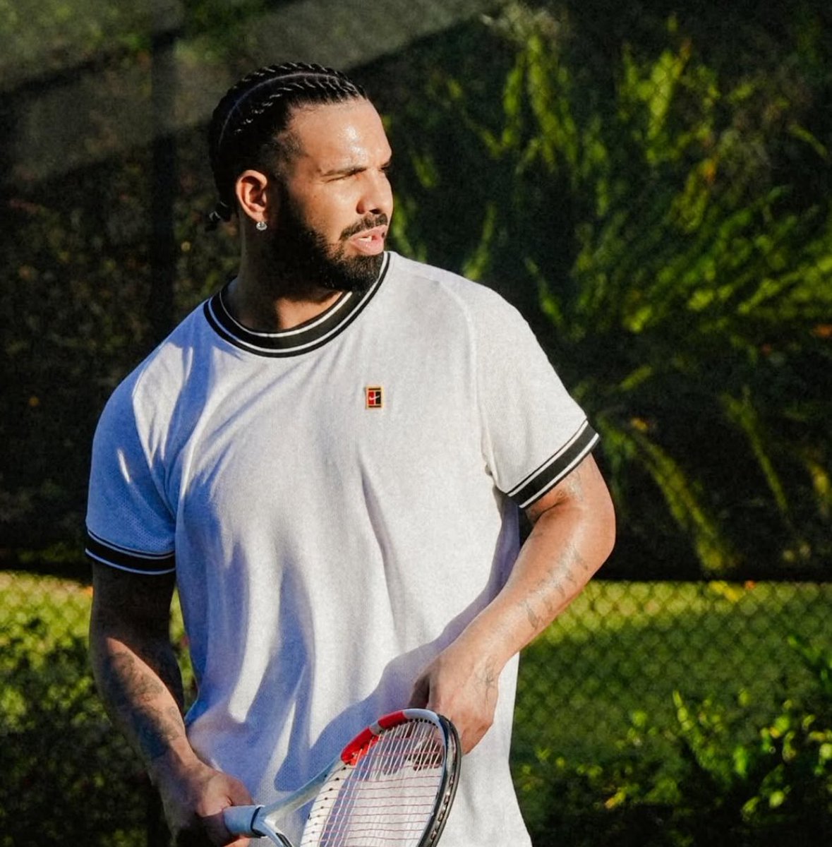 DrakeChart's tweet image. I said tennis lesson she said where’s the bracket or the necklace? 

Drake via IG 🎾