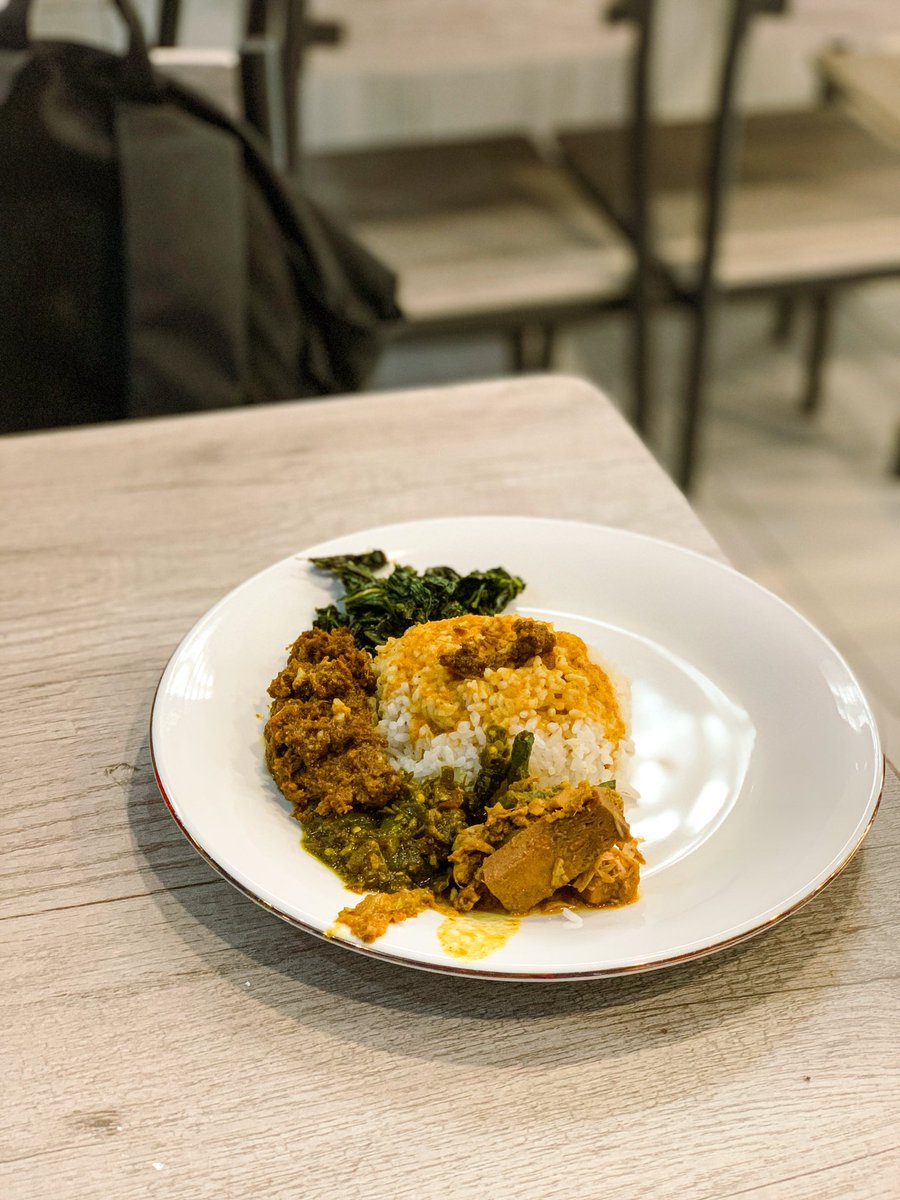 Aku sejak Mencari Medok jadi otomatis motretin hampir semua makanan yang disajikan di depanku.

Pas teman-teman tanya selalu kujawab, “Arsip kebudayaan kuliner Surabaya ini.” Setengah bercanda.

Pekan lalu aku ke Sari Raso, RM Padang di deretan jalan Genteng Besar.

Terus…