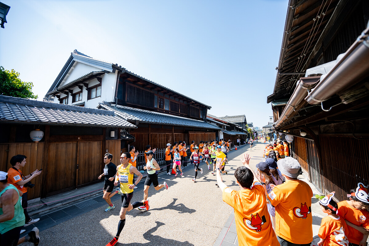 RUNNETJP's tweet image. *\ ぎふ清流ハーフ　エントリー受付中！/*

岐阜市の市街地から、歴史ある古い街並みや鵜飼で有名な長良川の清流沿いを走る、彩り豊かな楽しいコースが魅力の公認コースの「ぎふ清流ハーフマラソン」は、「日本一の応援！」と自負する沿道の大観衆の中、1万人のランナーが走る大規模大会。…