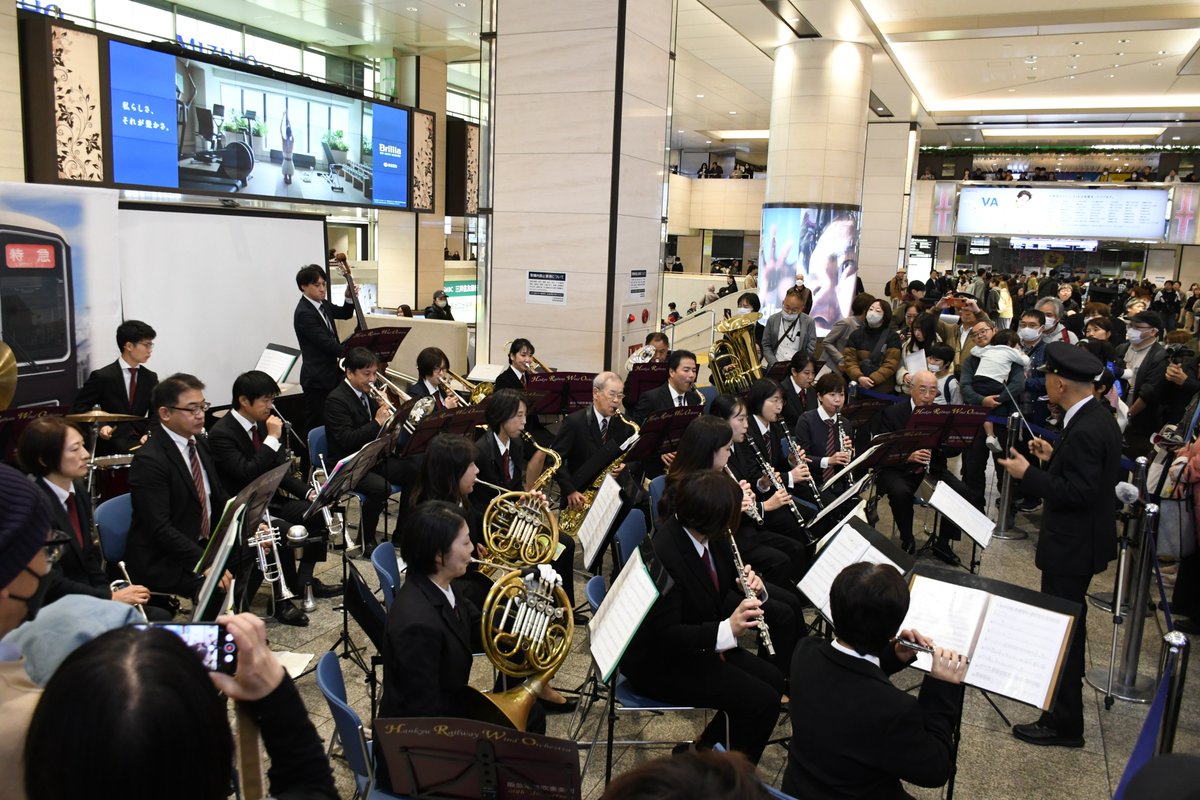 hankyu_ex's tweet image. 🎉12/13 阪急大阪梅田駅で鉄道フェス開催！🚃✈️

阪急・JR西日本・オーエス・J-AIR合同イベント♪

ブラスバンド演奏や航空教室、写真撮影会、車両イベントも！

グッズ販売も😊

☆詳しくはコチラ
→hankyu.co.jp/topics/detail/…

#阪急電車 #鉄道フェス