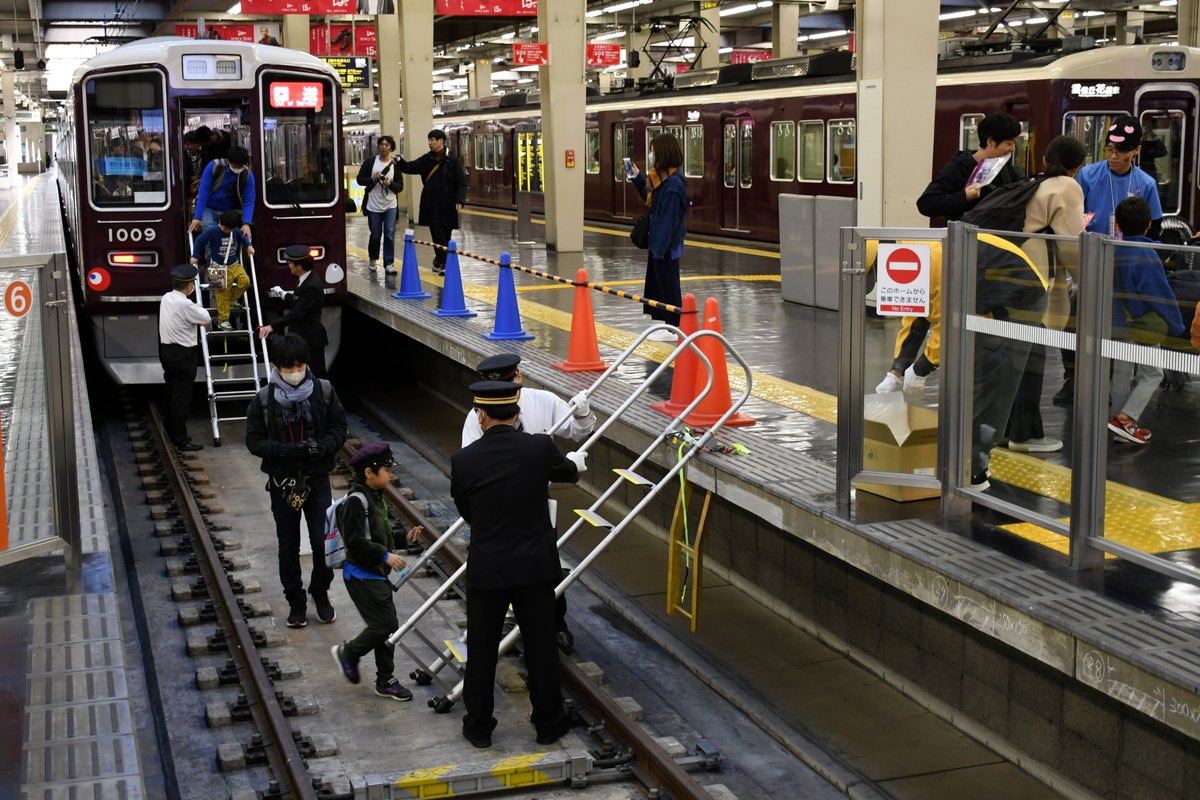 hankyu_ex's tweet image. 🎉12/13 阪急大阪梅田駅で鉄道フェス開催！🚃✈️

阪急・JR西日本・オーエス・J-AIR合同イベント♪

ブラスバンド演奏や航空教室、写真撮影会、車両イベントも！

グッズ販売も😊

☆詳しくはコチラ
→hankyu.co.jp/topics/detail/…

#阪急電車 #鉄道フェス