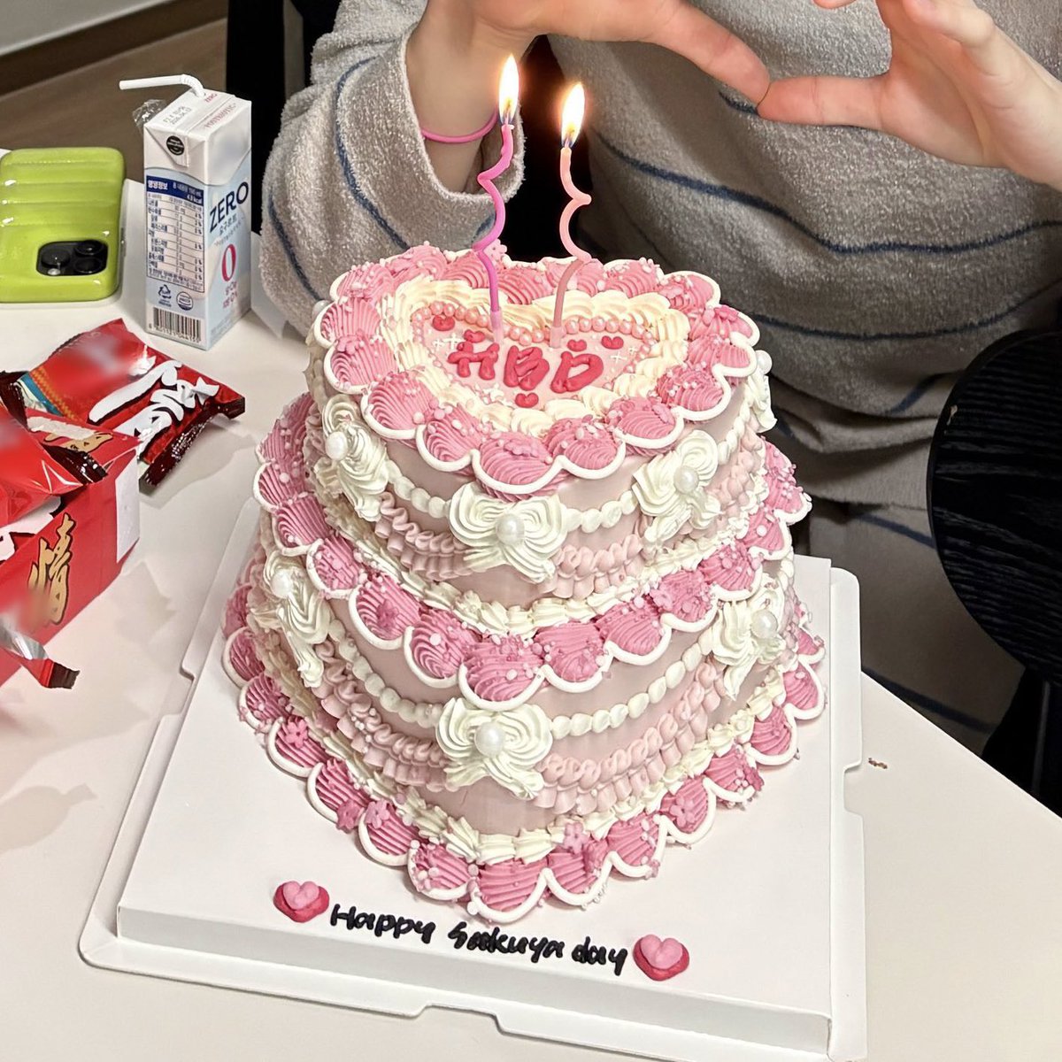eatsaku's tweet image. THIS IS THE PRETTIEST BDAY CAKE IVE EVER SEEN WTF