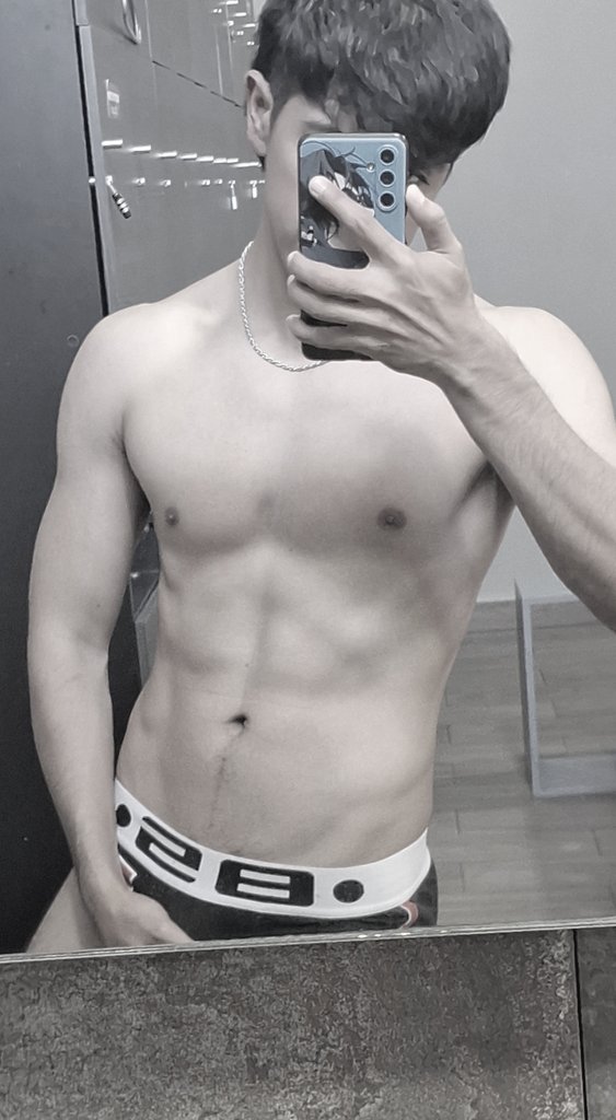AdrixnC7's tweet photo. CC te dejan solo en los vestidores, renovar album https://t.co/sR1OgAJXTC