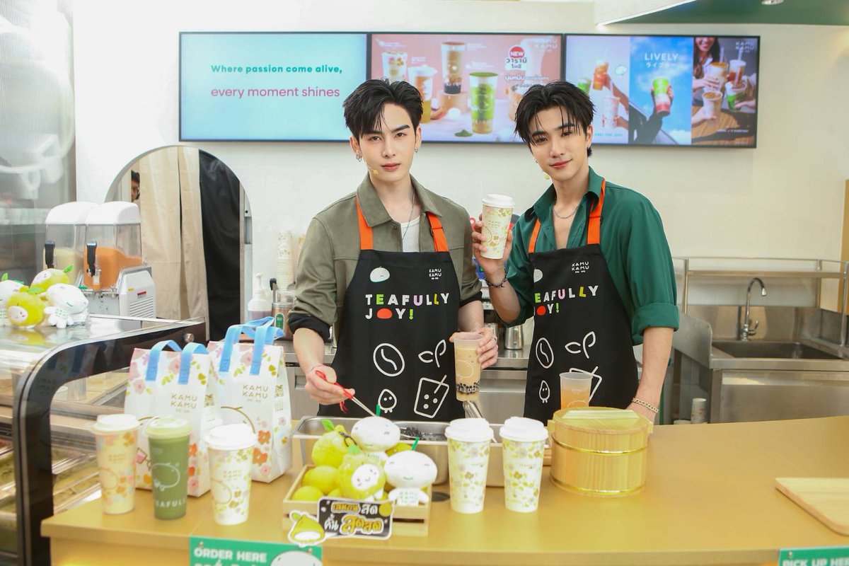 bizmatchingnews's tweet photo. คามุ คามุ รีแบรนด์ครั้งใหญ่ในรอบ 14 ปี ท้าชิงตลาดชานม–กาแฟ เจาะ Gen Z–Alpha ตั้งเป้า 300 สาขาใน 3 ปี
อ่านต่อที่ :https://t.co/p6EPDeBdfN
#KAMUKAMU #SparkJoyEveryday #รีแบรนด์คามุ #ชานม #กาแฟ #ตลาดชานมไทย #GenZAlpha #ธุรกิจเครื่องดื่ม #แบรนด์ไทย https://t.co/AMVmJhNUlC
