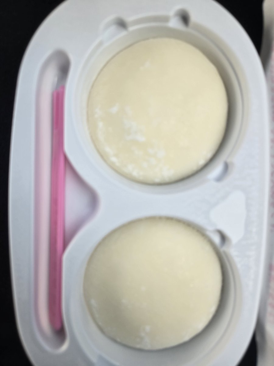 こんにちは❣️
おやつは雪見だいふく💕

今日は雪見だいふくの日
11月18日よ😆
右の写真がどう見えるかしら😄

まだまだお仕事がんばるわ👊
午後もよろしくお願いします❤
 #雪見だいふくの日