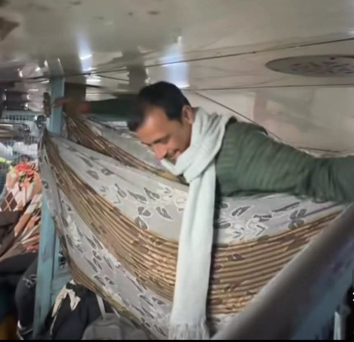 "सपनों की सुखद यात्रा ,"😊

हवाई चप्पल पहन कर हवाई जहाज में यात्रा करता देश
का सम्मानित नागरिक सिर्फ चुनावी वादों में सच्चाई आपके सामने है ??

क्या नागरिक खुद के अधिकारों को जान पाएंगे कभी 
या सरकारों के झूठे वादों ओर जुमलो में खुद को
खत्म का करने की काम खाई है ??

क्या देश के