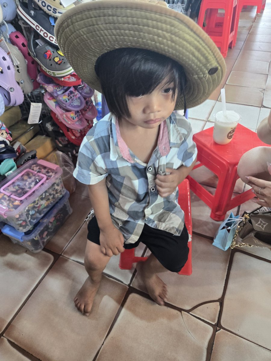 Stavro_damore's tweet image. Walking in Vietnam, I saw a family with a child who couldn’t afford shoes. Before you waste money on things you don’t need, remember there are people out there who have nothing. Help them if you can. #stoppoverty
#helpothers #love #God #Philanthropist