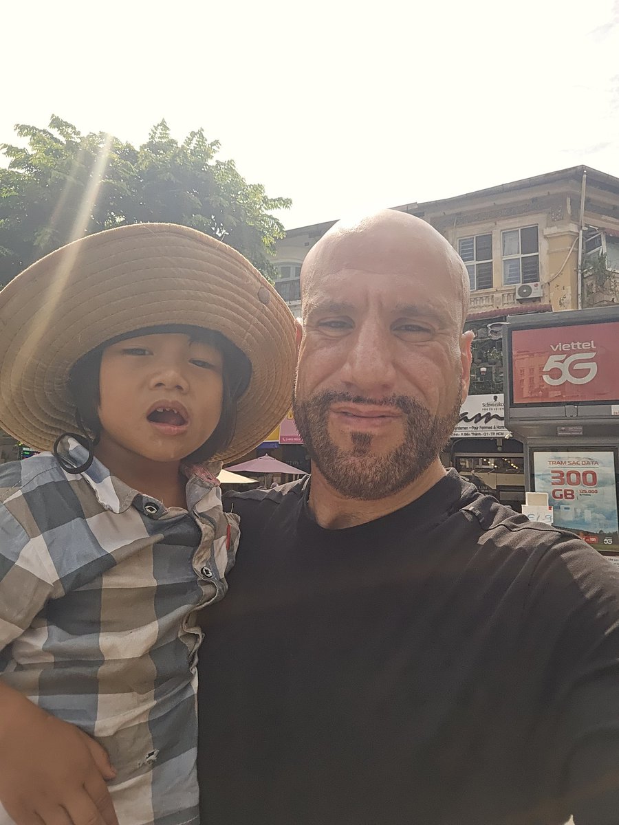 Stavro_damore's tweet image. Walking in Vietnam, I saw a family with a child who couldn’t afford shoes. Before you waste money on things you don’t need, remember there are people out there who have nothing. Help them if you can. #stoppoverty
#helpothers #love #God #Philanthropist