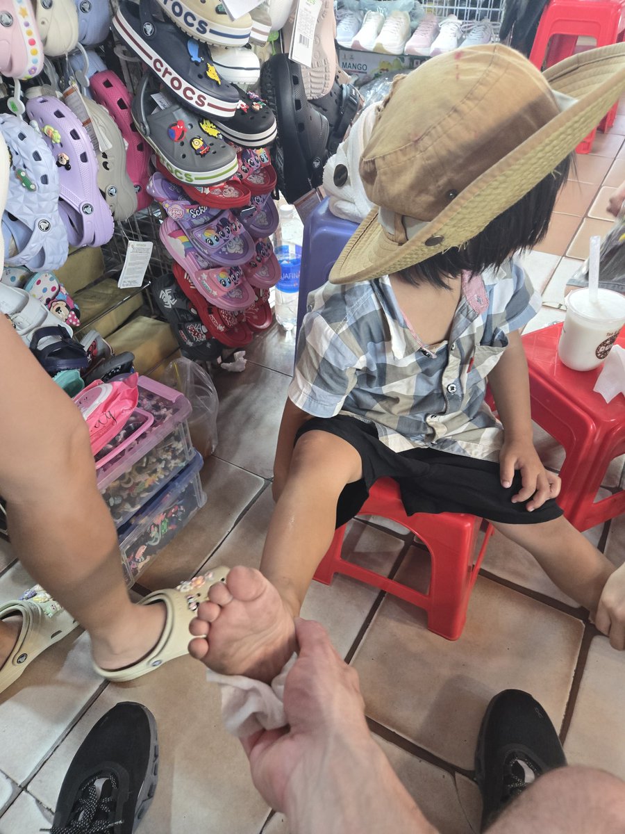 Stavro_damore's tweet image. Walking in Vietnam, I saw a family with a child who couldn’t afford shoes. Before you waste money on things you don’t need, remember there are people out there who have nothing. Help them if you can. #stoppoverty
#helpothers #love #God #Philanthropist