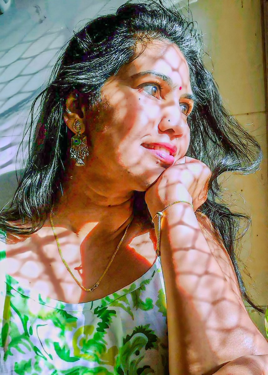 नवम्बर की रेशमी धूप
खिड़की से आकर
मेरे झुमके से छनती हुई
हर सू बिखर गई है
बाद-ए-सबा
सर्द मौसम के आमद का
पैग़ाम लिए आई है
नवम्बर की भीगी सी महक
मेरे दिल में ख़्याल लेकर आई है,
के.. काश मेरे कैलेंडर में
बारह नवम्बर होते..!!

-किरण के.
#November #Winter 💖