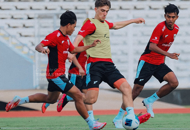LudusId's tweet photo. Revans Timnas Indonesia U-22, Antisipasi Kecepatan dan Kolektivitas Mali
LUDUS - Timnas Indonesia U-22 membawa semangat baru jelang laga uji coba kedua menghadapi Mali U-22. 
Baca selengkapnya di SINI: https://t.co/KSUdx71eiq
#timnas #TimnasDay https://t.co/b3FeYWOvMX