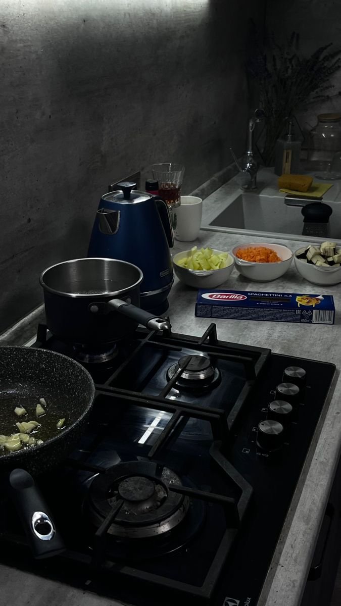 Mialoverna's tweet photo. Making dinner dreams come true. #aesthetic #home #cooking #food #delicious #selfcare #thatgirl #night #evening #dinner #relax #kitchen https://t.co/US9LiGX7Rn