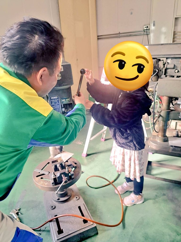 yutani1965_k's tweet image. ＼行ってきたっち😘／

こーばへ行こう！
オーミヤさんのこーばへお邪魔してきました❤❤
広くて綺麗な工場に、わくわくするような遊びがいーっぱい❤
娘っちは手作りチャームが良かったみたい🥳✨
新鮮なお野菜販売もあって、ご家族みんなで楽しめるイベントでした✨

x.com/PWorkingsuppor…