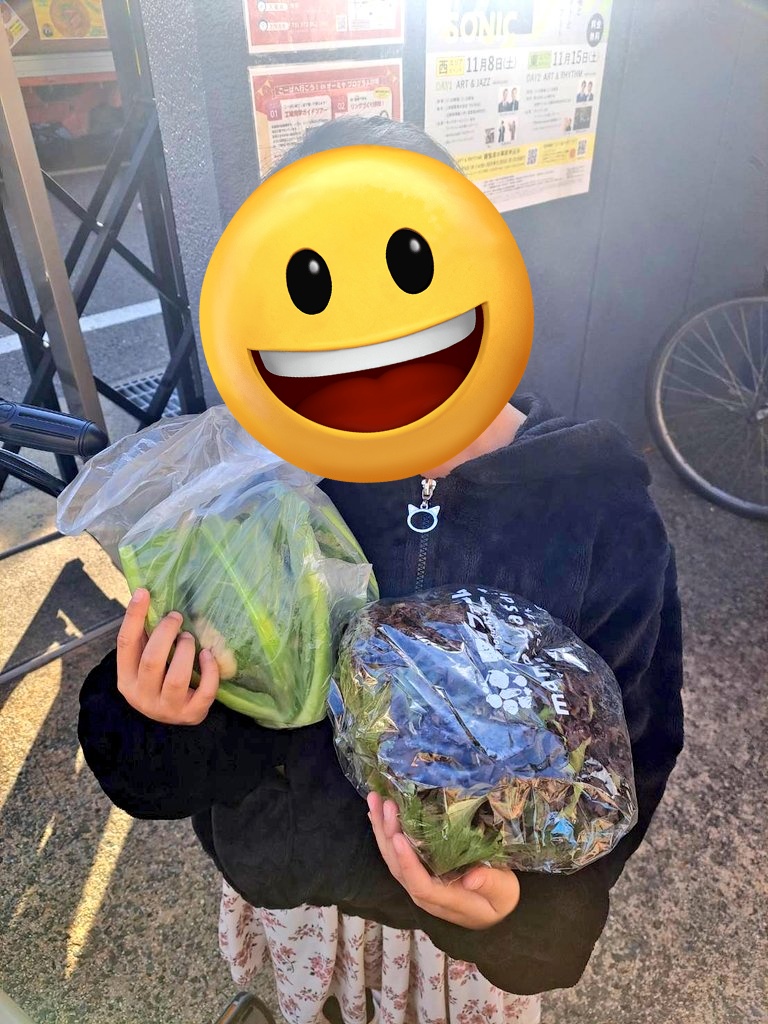 yutani1965_k's tweet image. ＼行ってきたっち😘／

こーばへ行こう！
オーミヤさんのこーばへお邪魔してきました❤❤
広くて綺麗な工場に、わくわくするような遊びがいーっぱい❤
娘っちは手作りチャームが良かったみたい🥳✨
新鮮なお野菜販売もあって、ご家族みんなで楽しめるイベントでした✨

x.com/PWorkingsuppor…