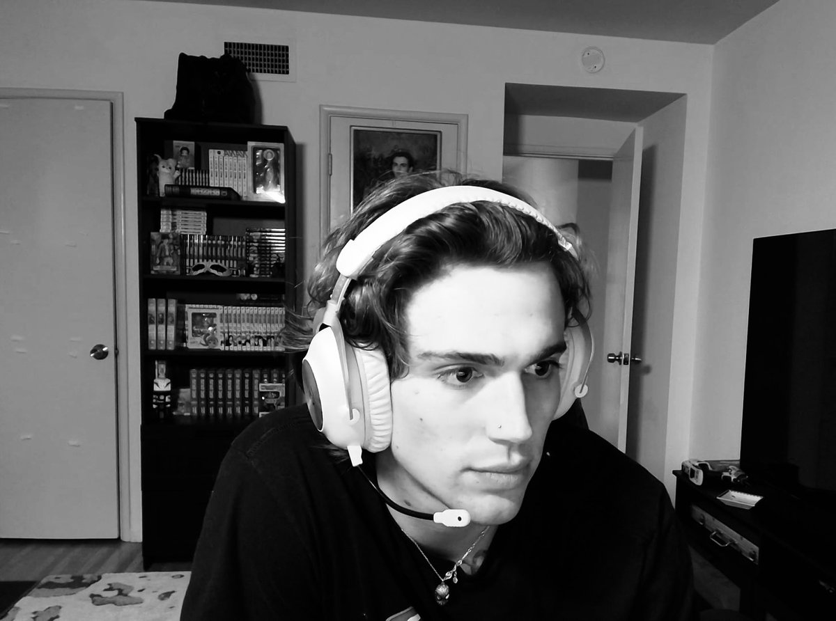 hackerxwright_'s tweet image. vinnie’s streaming ၄၃