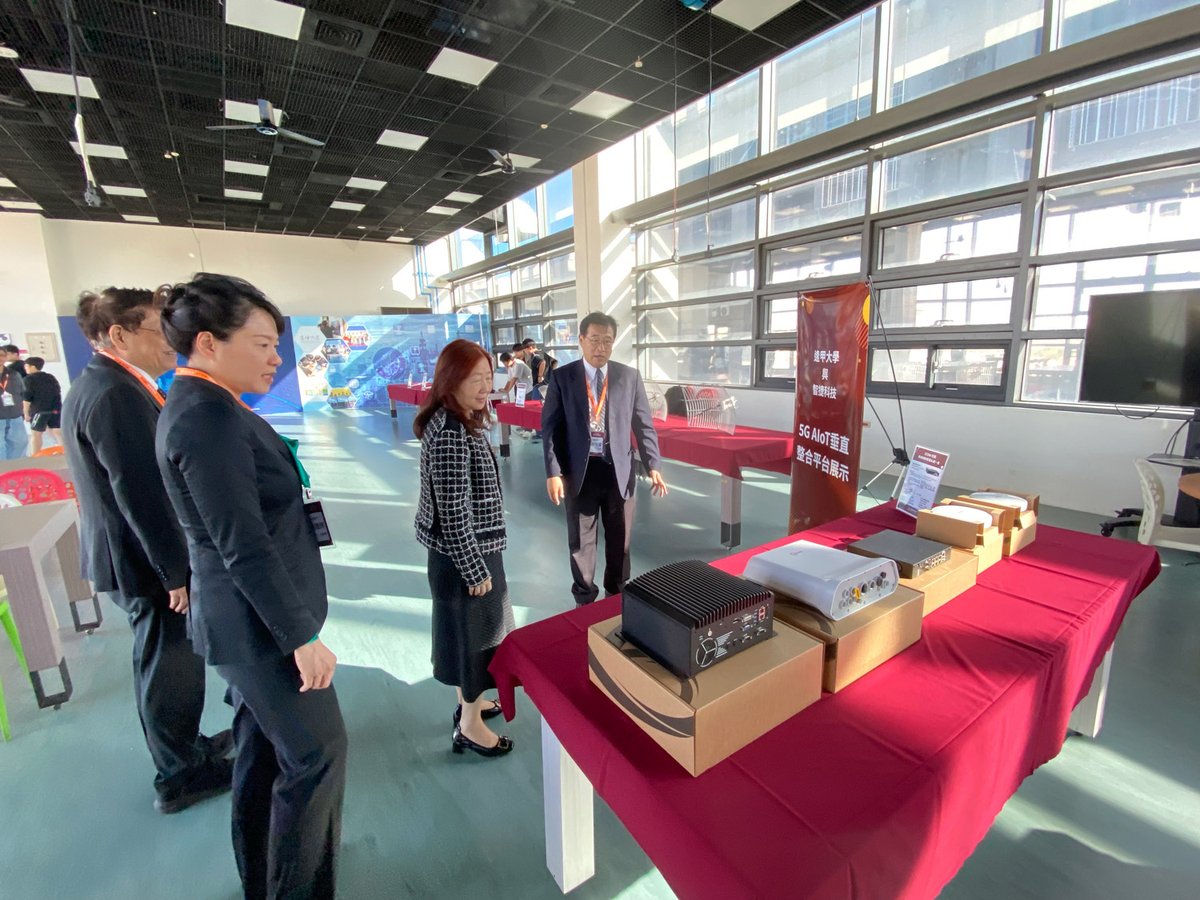 ZComGlobal1's tweet image. ZCOM and Feng Chia University sign a 5G/AIoT partnership and donate lab equipment to boost hands-on training, innovation, and future smart tech development.

#ZCOM #FCU #5G #AIoT #Innovation #Sustainability #IndustryAcademia