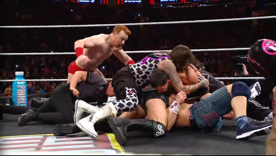 Finn Bálor, Dominik Mysterio y JD McDonagh haciendo los tres el pin a la vez a John Cena 😭😭😭 #WWERAW