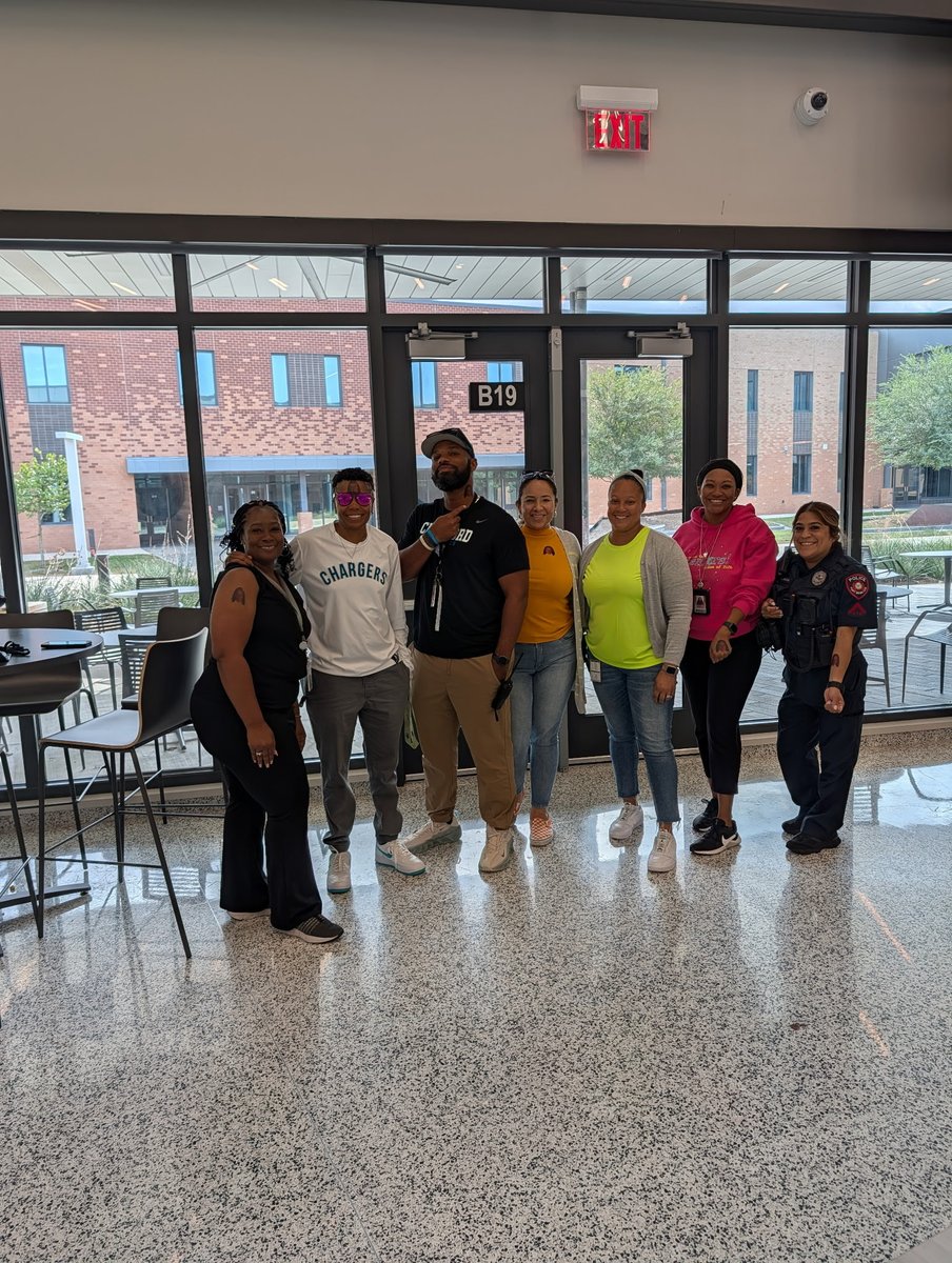 thedrgrady's tweet image. I seriously love birthdays!🤣🤣

Today we celebrated an easy person to celebrate for all that she does for ACHS, Mrs. Brigham 🫶🏽🫶🏽👏🏽👏🏽 

(Zoom in the picture for the surprise that made her laugh) 😂😂😂

Happy Birthday Brigham! 

SN (I LOVE the ppl I work with 🥹)