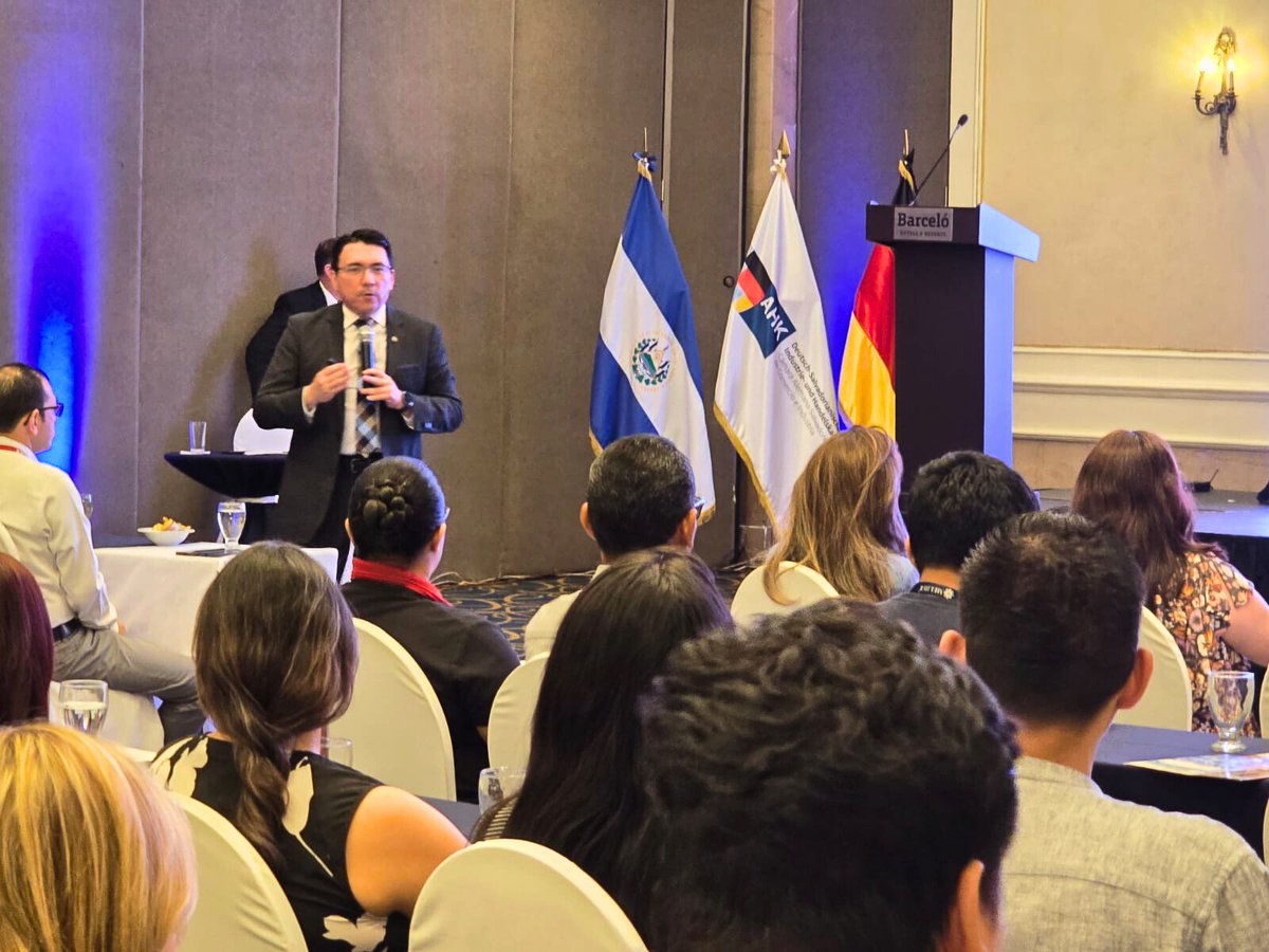 En este evento compartí las quejas y demandas del consumidor en el mercado de Alimentos, en el cual presente el trabajo que realiza la Defensoria del Consumidor en materia de: verificación de la normativa técnica, inspección y atención de denuncias. 
<a href="/klauskarla/">karla klaus 🇩🇪🇸🇻</a> 
<a href="/ahk_sv/">Cámara Alemana-Salvadoreña de Comercio e Industria</a>