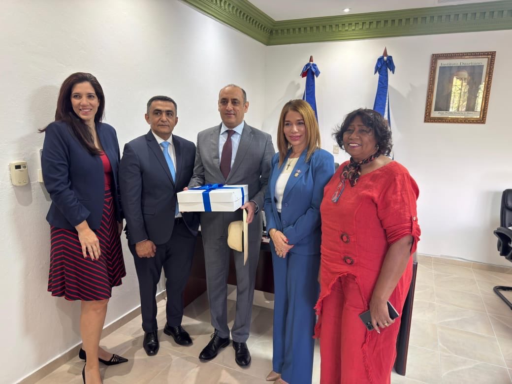 1/2 Reunión,hoy, del Excmo. Sr. Embajador, con el Honorable Diputado Jesús Batista Suriel, Vicepresidente del Parlamento Centroamericano (Parlacen), y la Honorable Diputada Socorro Mercedes Monegro, Secretaria de la junta directiva de esa institución.