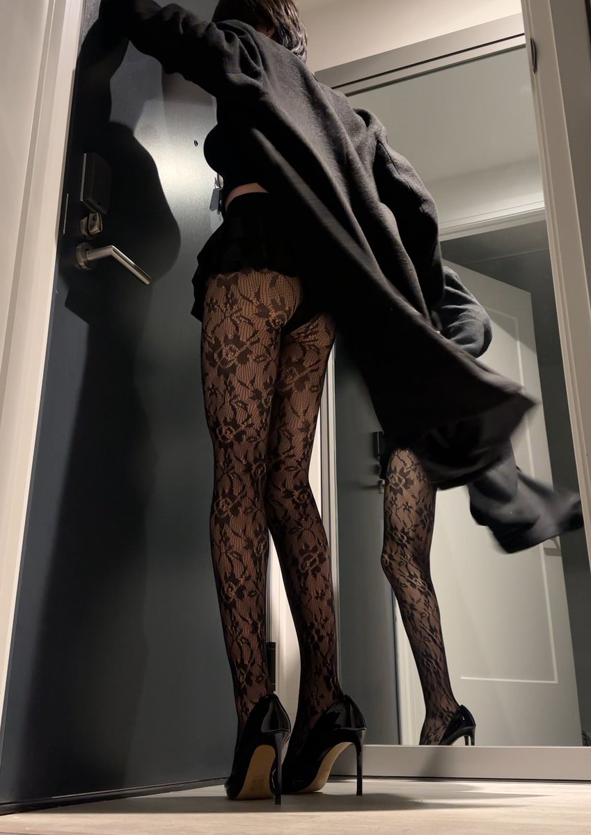 mluvu88's tweet photo. 穿这身拿外卖勾引了一下外卖员，感觉他下面已经硬的不行了🥵
What would you do if you see me like this?
#femboy #男娘 #伪娘 #勾引 https://t.co/9SLiIyzyoa