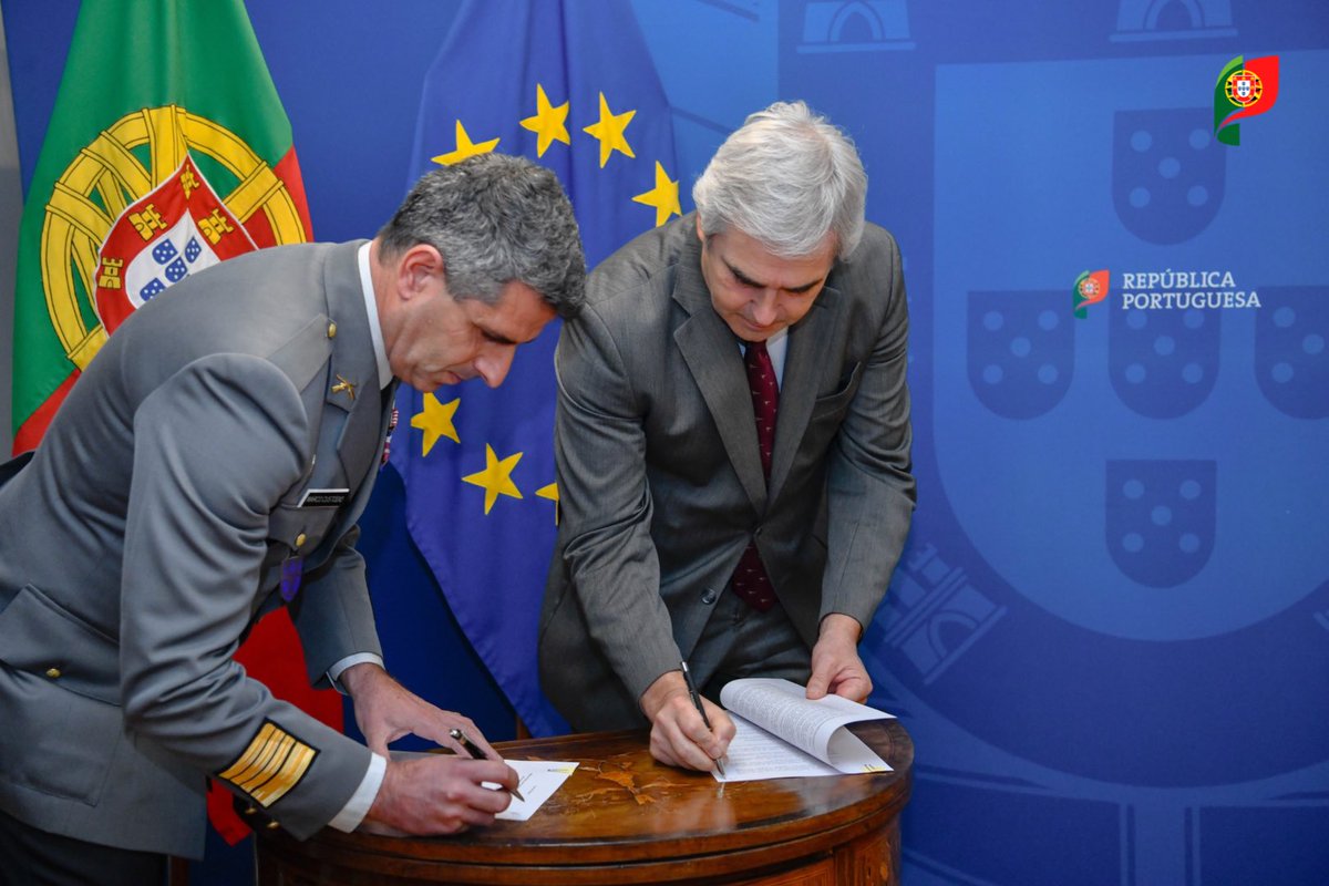 defesa_pt's tweet image. O Ministro da Defesa Nacional entregou as cartas de Missão aos novos Adidos de Defesa de Portugal em Bissau (não-residente em Abuja, Nigéria, e em Dacar, Senegal), Comandante Nunes Ferreira, e Maputo  (não residente em Adis Abeba, Etiópia, em Quigali, Ruanda,