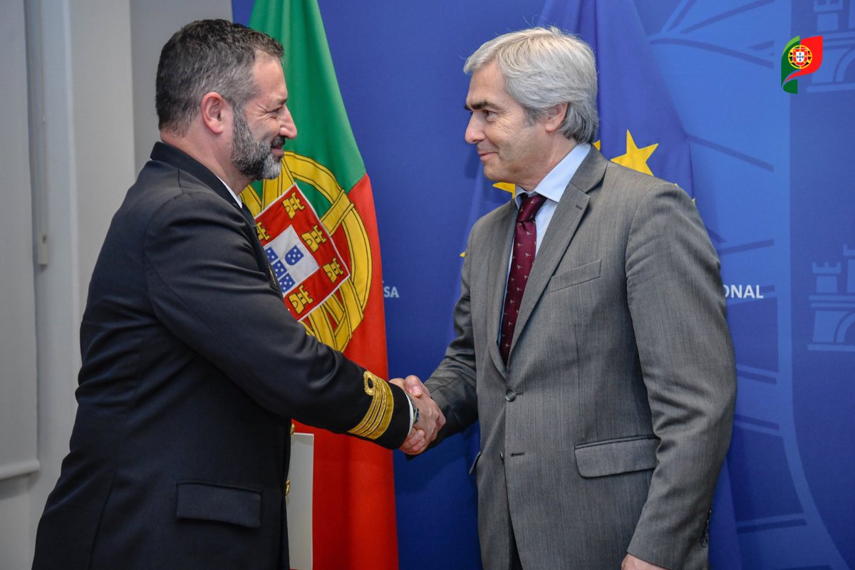 defesa_pt's tweet image. O Ministro da Defesa Nacional entregou as cartas de Missão aos novos Adidos de Defesa de Portugal em Bissau (não-residente em Abuja, Nigéria, e em Dacar, Senegal), Comandante Nunes Ferreira, e Maputo  (não residente em Adis Abeba, Etiópia, em Quigali, Ruanda,