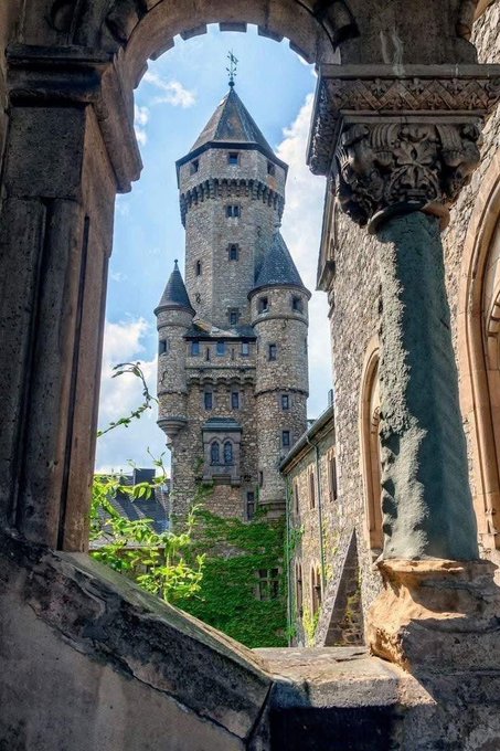 Medieval architecture will never cease to amaze me.

Schloss Braunfels, Germany