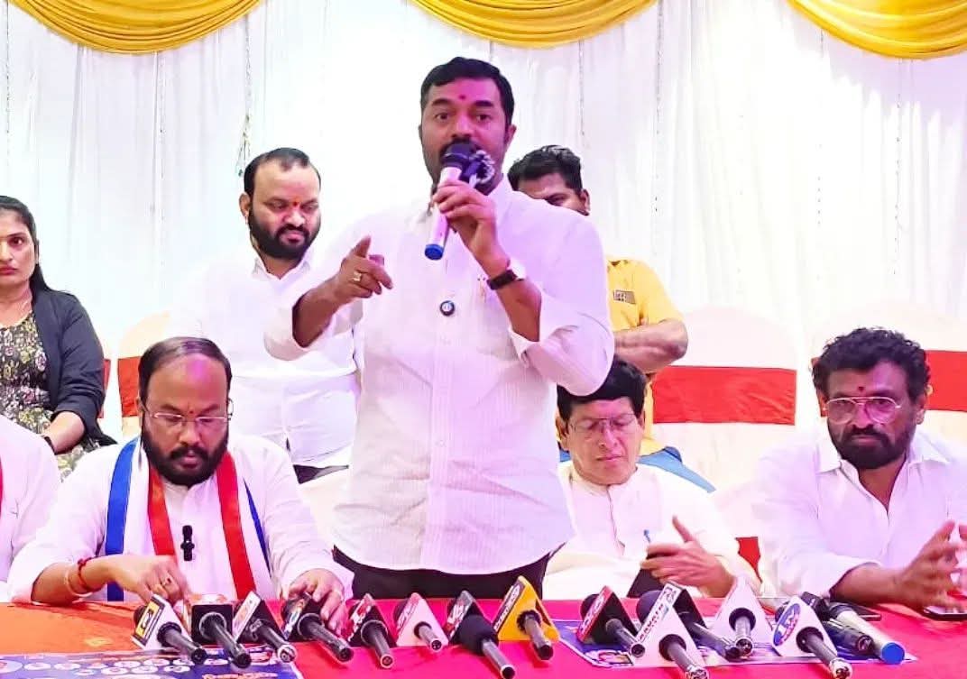 rajunethabjym's tweet photo. బీసీ రిజర్వేషన్ల జోలికి వస్తే ఖబర్దార్ : రాజు నేత కాంగ్రెస్ పార్టీ బీసీలను అడుగడుగునా నయవంచనకు గురి చేస్తుందనడానికి నిన్న జరిగిన క్యాబినెట్ నిర్ణయమే సాక్ష్యం అని బిజెపి రాష్ట్ర నాయకులు రాజు నేత అన్నారు. గతంలో బీసీలకు 42% రిజర్వేషన్లు చట్టబద్ధంగా కల్పిస్తామని హామీ ఇచ్చి గద్దె https://t.co/yAbd63tJNF
