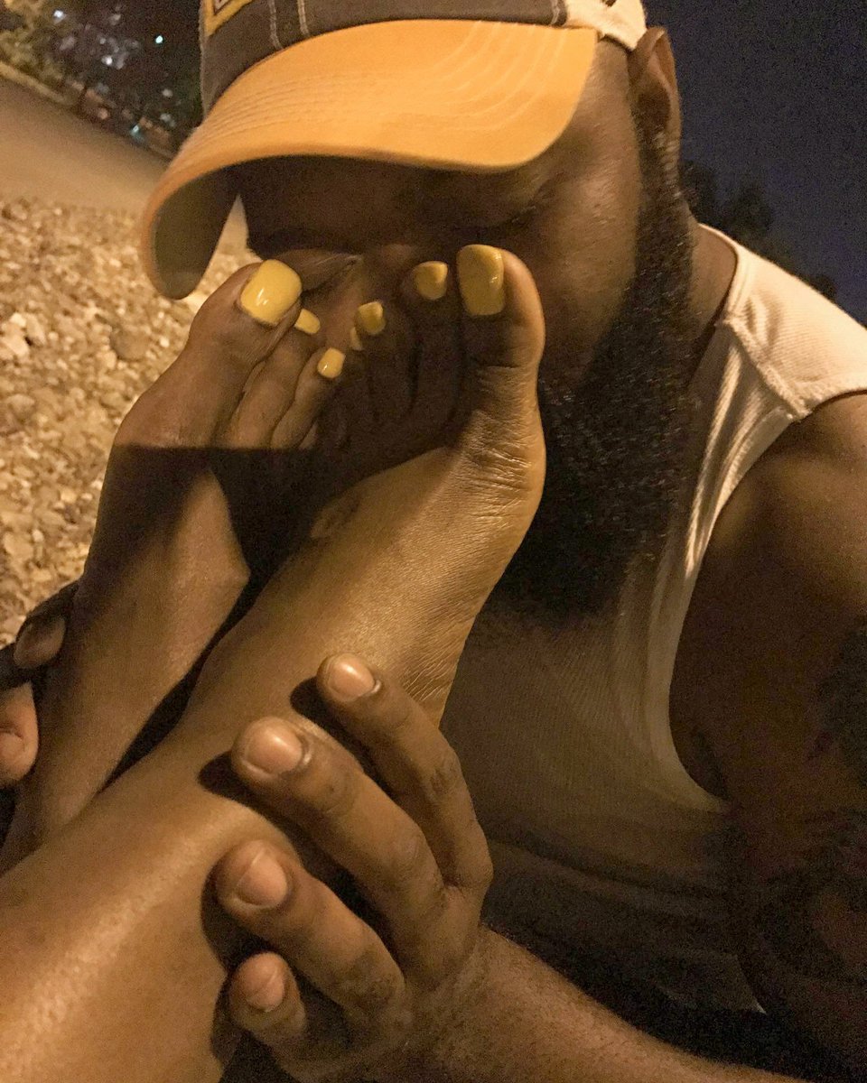 Stinkest soles I've ever smelled omfg 👃🏿👣🥴🥰