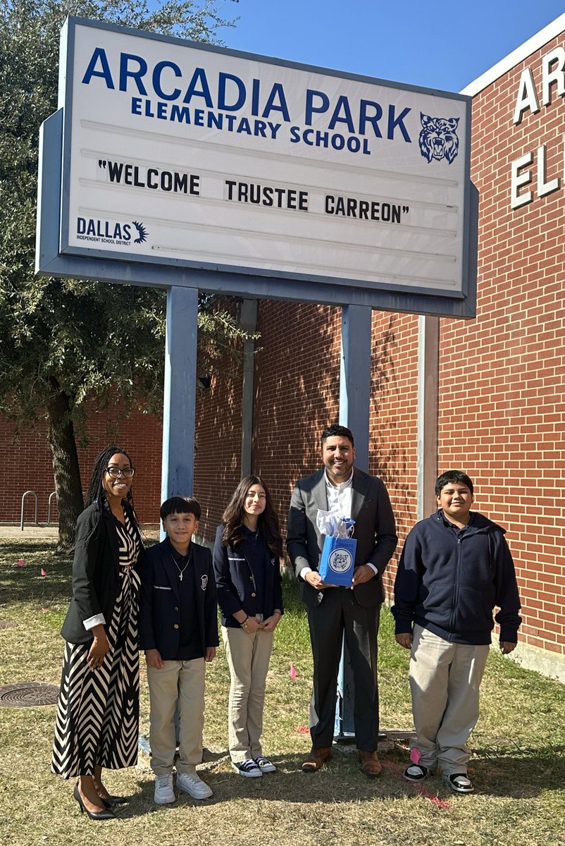 arcadiaparkele1's tweet image. Thank you Trustee @JoeCarreon for engaging with our Student Ambassadors whose history is proof of the legacy in the Arcadia Park Community. #WildcatPride #RII #BuiltIIWin @PathtoPinkston @Tanya_N_Shelton