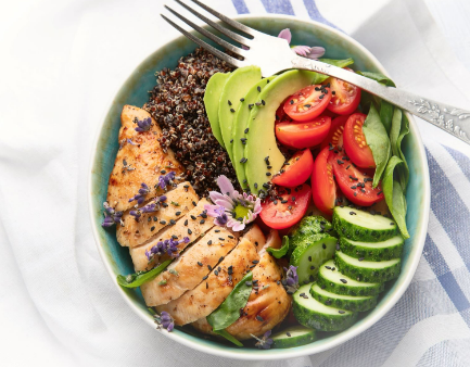 KristenJakobitz's tweet photo. We often focus on what we shouldn't eat, but let's shift to what we should. Your 40s require specific nutrients to support hormone detoxification and healthy aging. I'm talking liver support, magnesium, and quality protein. Eat for resilience! 
#HormoneNutrition #MidlifeWellness #HealthyAging