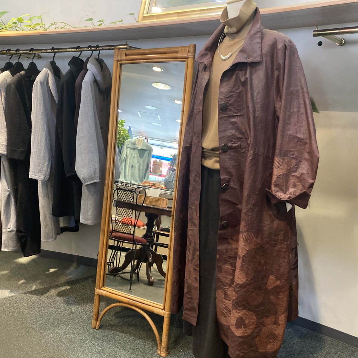 GoXishida's tweet image. ＃いしだ　＃えびす講　＃しのぶ
「しのぶ」こだわりの染、柿渋染め。
コート　　¥286000　。
ぜひ、触れて、袖を通してみて下さい。
hi-ishida.com/wp/2025/11/10/…