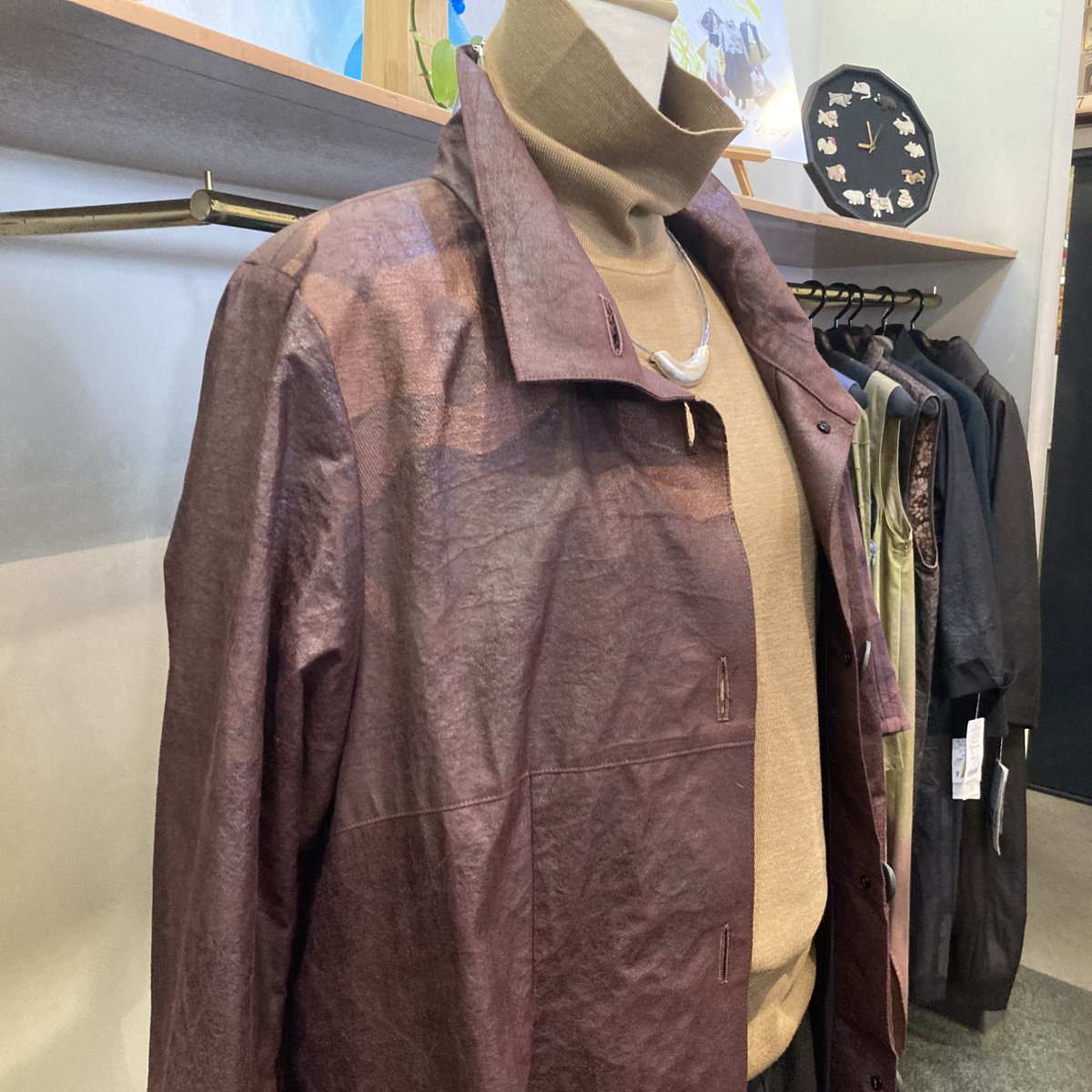 GoXishida's tweet image. ＃いしだ　＃えびす講　＃しのぶ
「しのぶ」こだわりの染、柿渋染め。
コート　　¥286000　。
ぜひ、触れて、袖を通してみて下さい。
hi-ishida.com/wp/2025/11/10/…