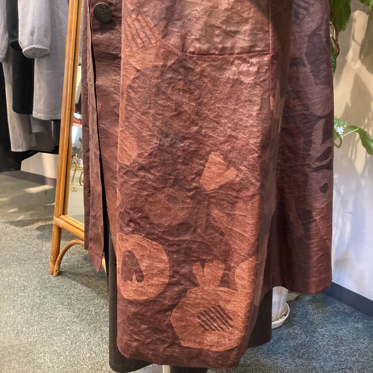 GoXishida's tweet image. ＃いしだ　＃えびす講　＃しのぶ
「しのぶ」こだわりの染、柿渋染め。
コート　　¥286000　。
ぜひ、触れて、袖を通してみて下さい。
hi-ishida.com/wp/2025/11/10/…