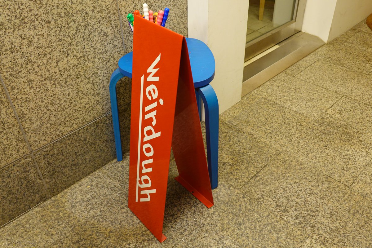 연희동 위어도우
올 해 가장 인상 깊은 화덕 피자를 먹은 비건 식당. 치즈부터 모든 재료를 다 비건 재료로 쓰는데 비건인 걸 생각 안 하고 먹어도 그냥 맛 자체가 정말 좋다. 라임펄의 상큼함이 킥을 주는 향긋한 송화고버섯피자와 바질페스토의 향기가 폭발적인 연근피자 모두 끝내준다.