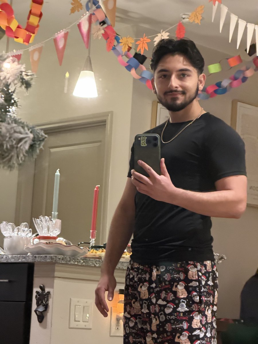Ayelian_'s tweet photo. Happy Friendsgiving 🦃 https://t.co/ggRv27Cz35
