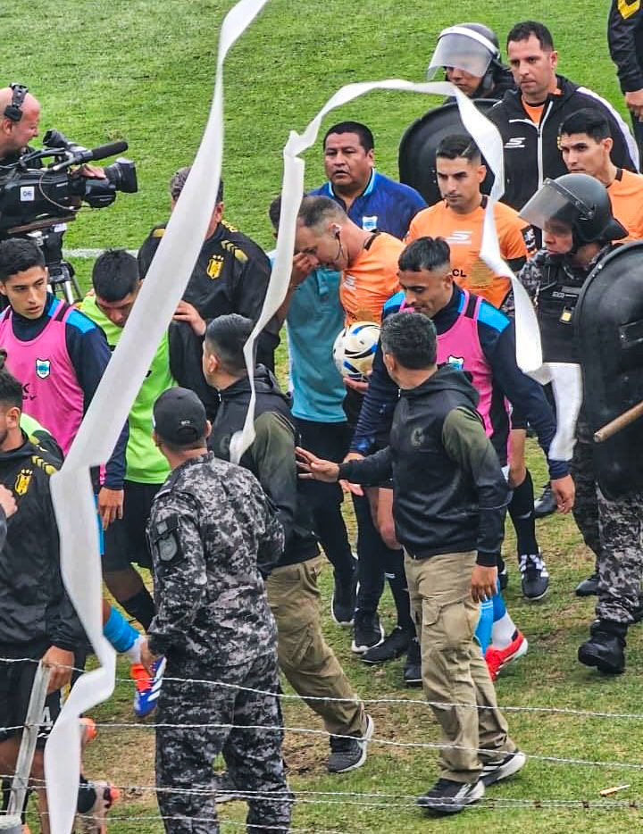 Primeranaciona's tweet photo. 🚨 NO HUBO amenazas a Lucas Comesaña en Gimnasia de Jujuy vs Deportivo Madryn. La denuncia fue desistimada por el Fiscal.

Además, se denunció que el cuarto árbitro discriminó a un alcanzapelotas diciéndole "BOLIVIANO DE MIERDA".

Recordamos, la AFA le dio por GANADO el partido a Madryn.  Así estamos. 

ℹ️ @pablolamedica
